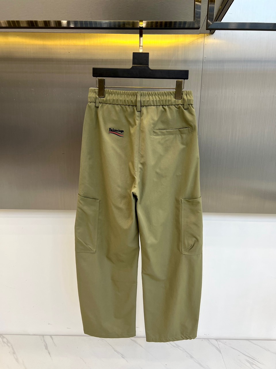 巴黎世家、2025春夏新款运动口袋设计工装裤。面料给满分！高密度面料手感无敌顺滑，一条有逼格的裤子 可遇