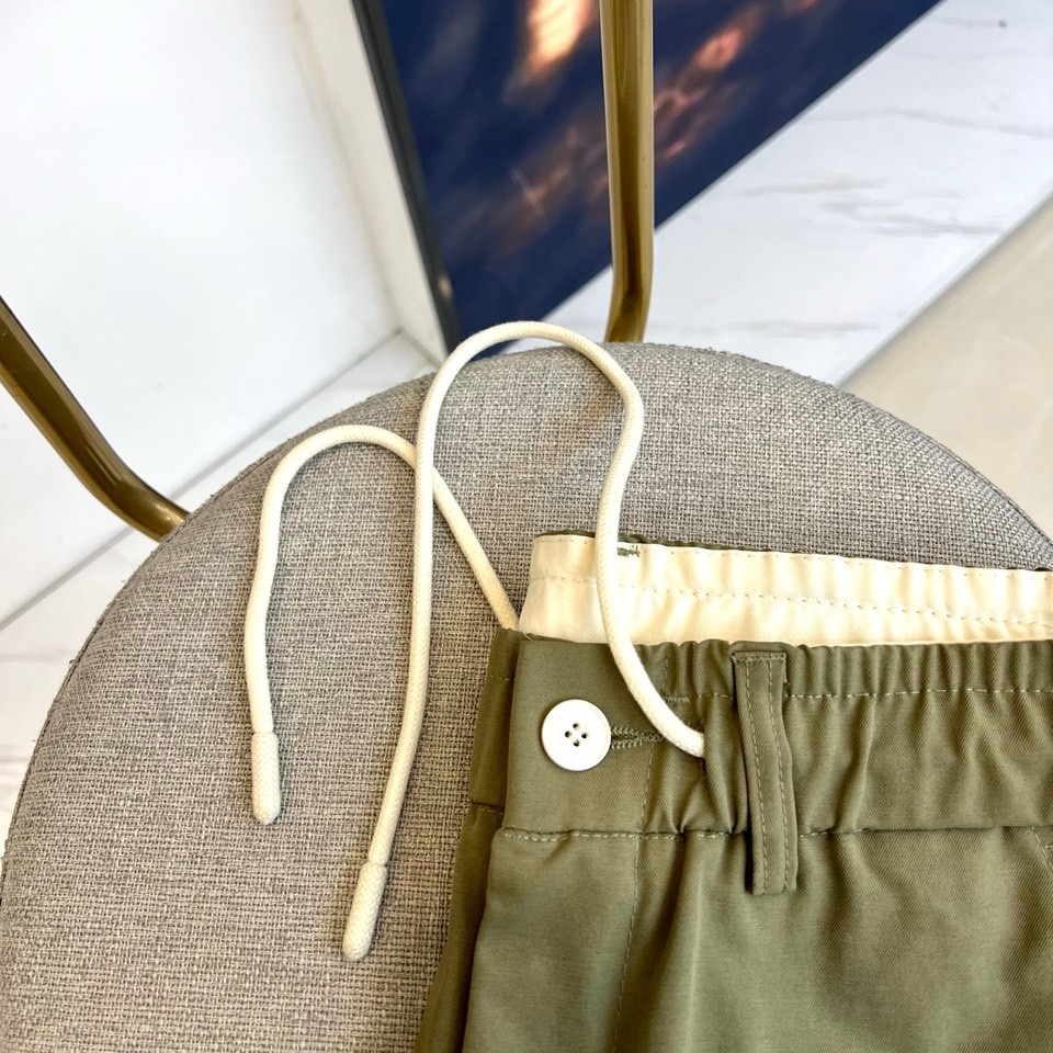 巴黎世家、2025春夏新款运动口袋设计工装裤。面料给满分！高密度面料手感无敌顺滑，一条有逼格的裤子 可遇