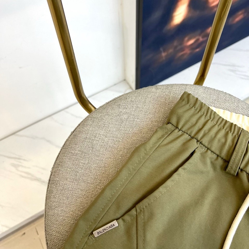 巴黎世家、2025春夏新款运动口袋设计工装裤。面料给满分！高密度面料手感无敌顺滑，一条有逼格的裤子 可遇