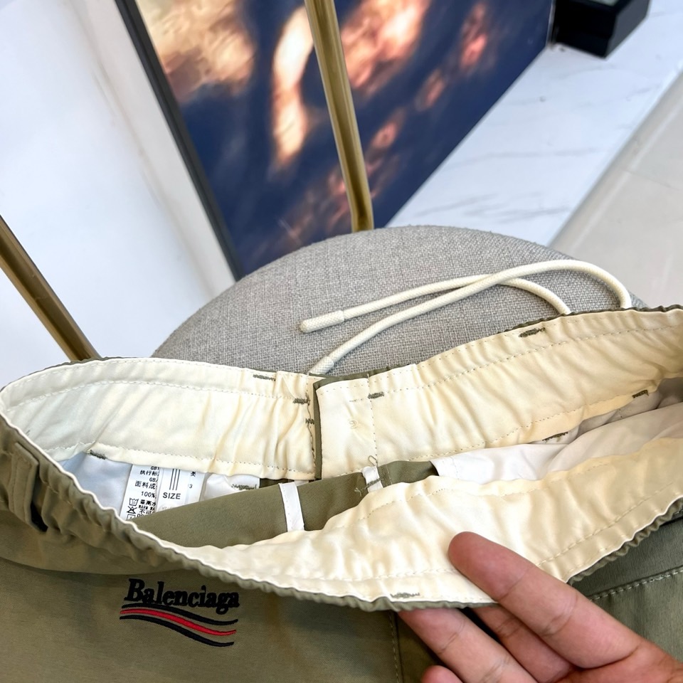 巴黎世家、2025春夏新款运动口袋设计工装裤。面料给满分！高密度面料手感无敌顺滑，一条有逼格的裤子 可遇