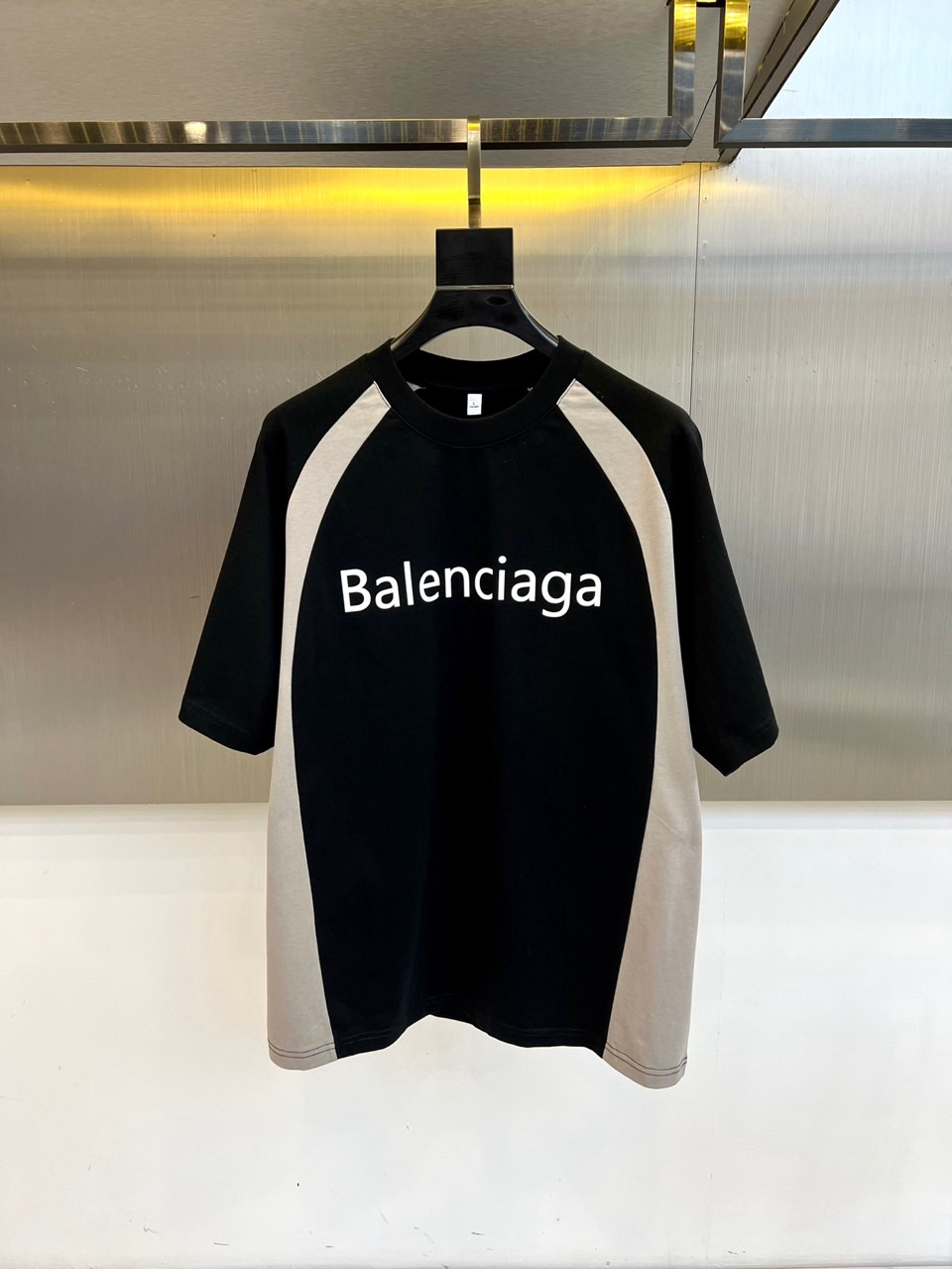 巴黎世家、2025新款男短袖T恤，选用客供进口32支/紧密100%棉双纱255g重精硫棉材质，面料织纹平