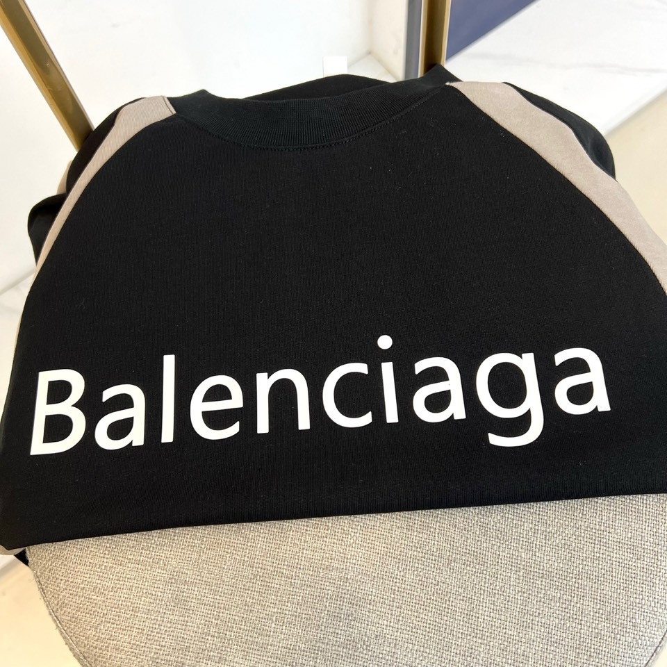 巴黎世家、2025新款男短袖T恤，选用客供进口32支/紧密100%棉双纱255g重精硫棉材质，面料织纹平