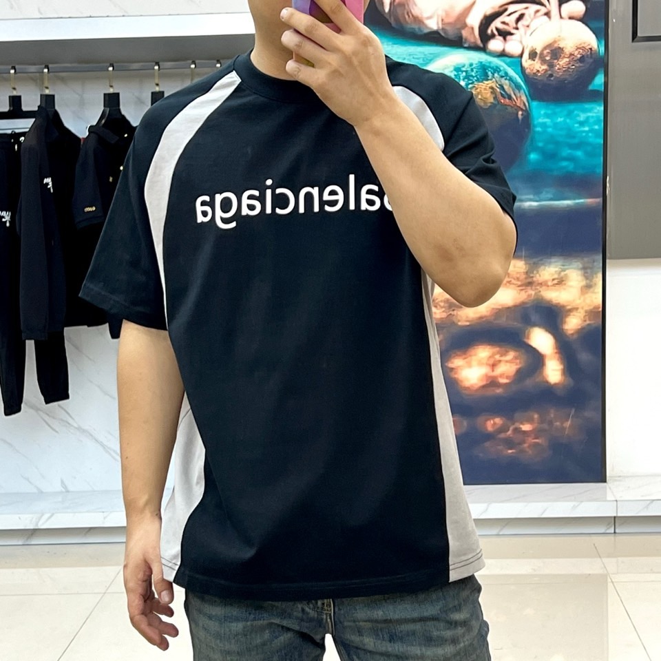 巴黎世家、2025新款男短袖T恤，选用客供进口32支/紧密100%棉双纱255g重精硫棉材质，面料织纹平