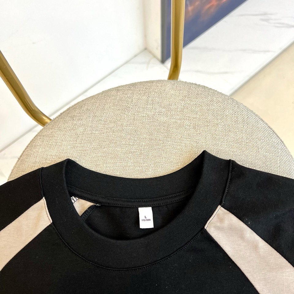 巴黎世家、2025新款男短袖T恤，选用客供进口32支/紧密100%棉双纱255g重精硫棉材质，面料织纹平