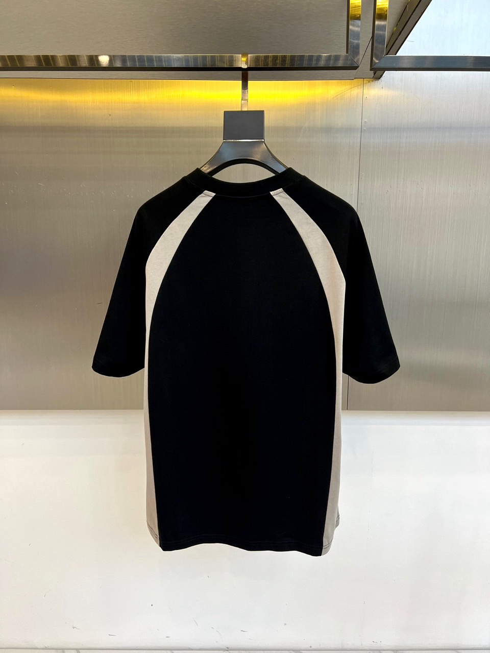 巴黎世家、2025新款男短袖T恤，选用客供进口32支/紧密100%棉双纱255g重精硫棉材质，面料织纹平