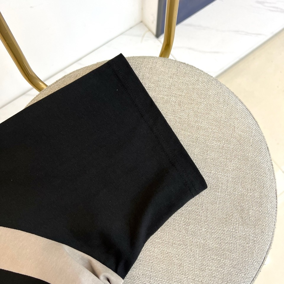 巴黎世家、2025新款男短袖T恤，选用客供进口32支/紧密100%棉双纱255g重精硫棉材质，面料织纹平