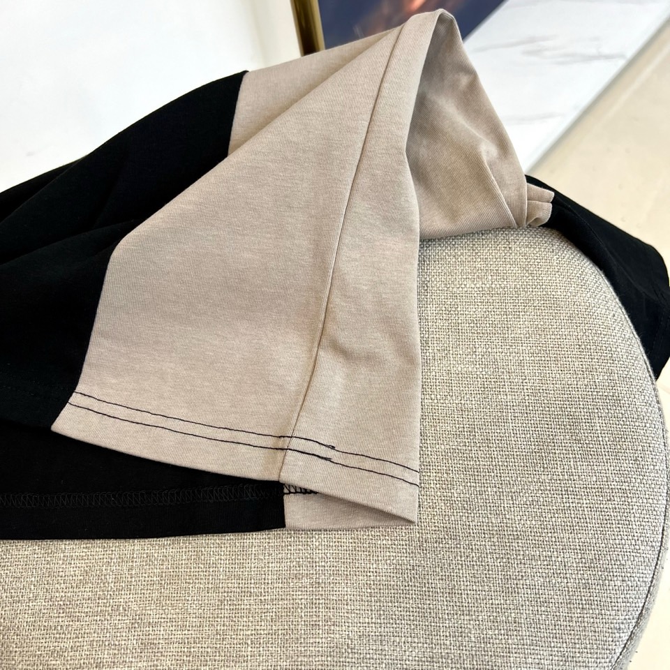 巴黎世家、2025新款男短袖T恤，选用客供进口32支/紧密100%棉双纱255g重精硫棉材质，面料织纹平