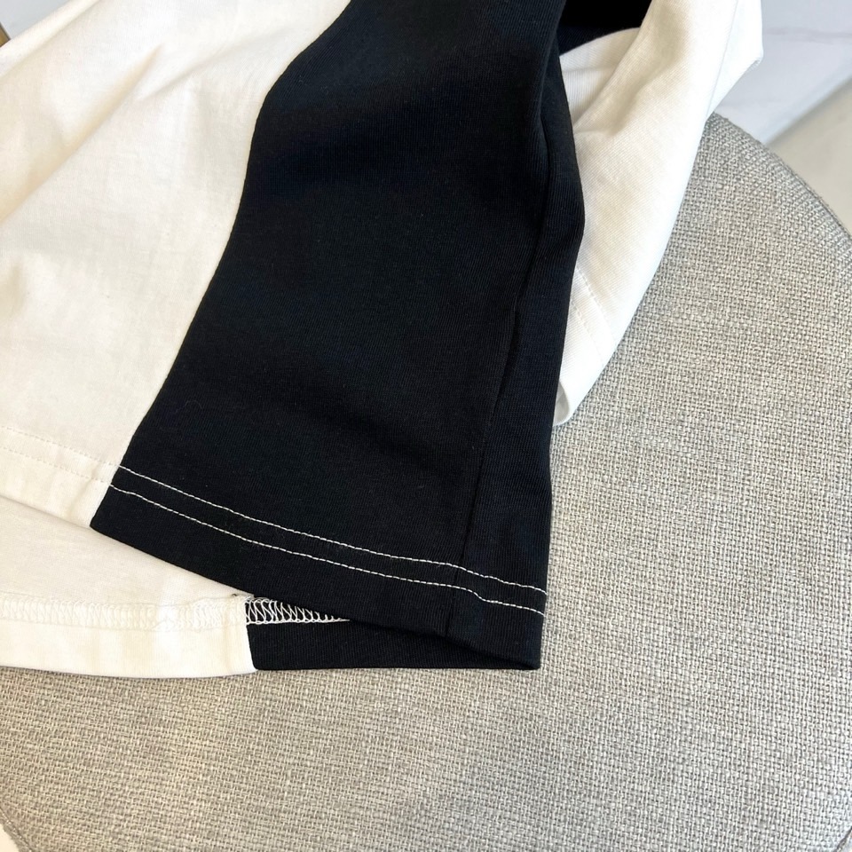 巴黎世家、2025新款男短袖T恤，选用客供进口32支/紧密100%棉双纱255g重精硫棉材质，面料织纹平