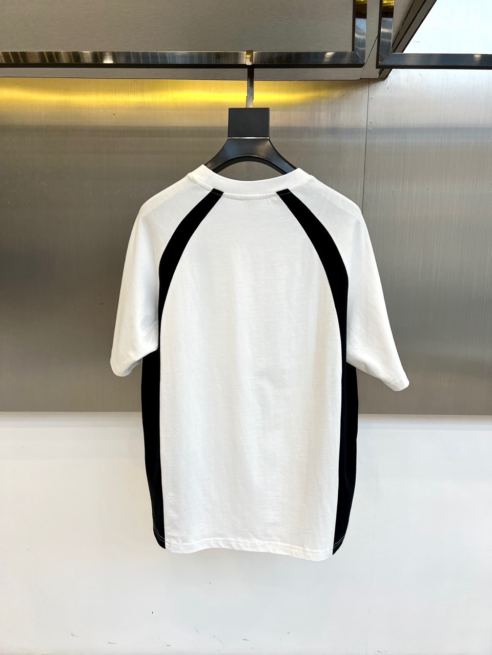 巴黎世家、2025新款男短袖T恤，选用客供进口32支/紧密100%棉双纱255g重精硫棉材质，面料织纹平