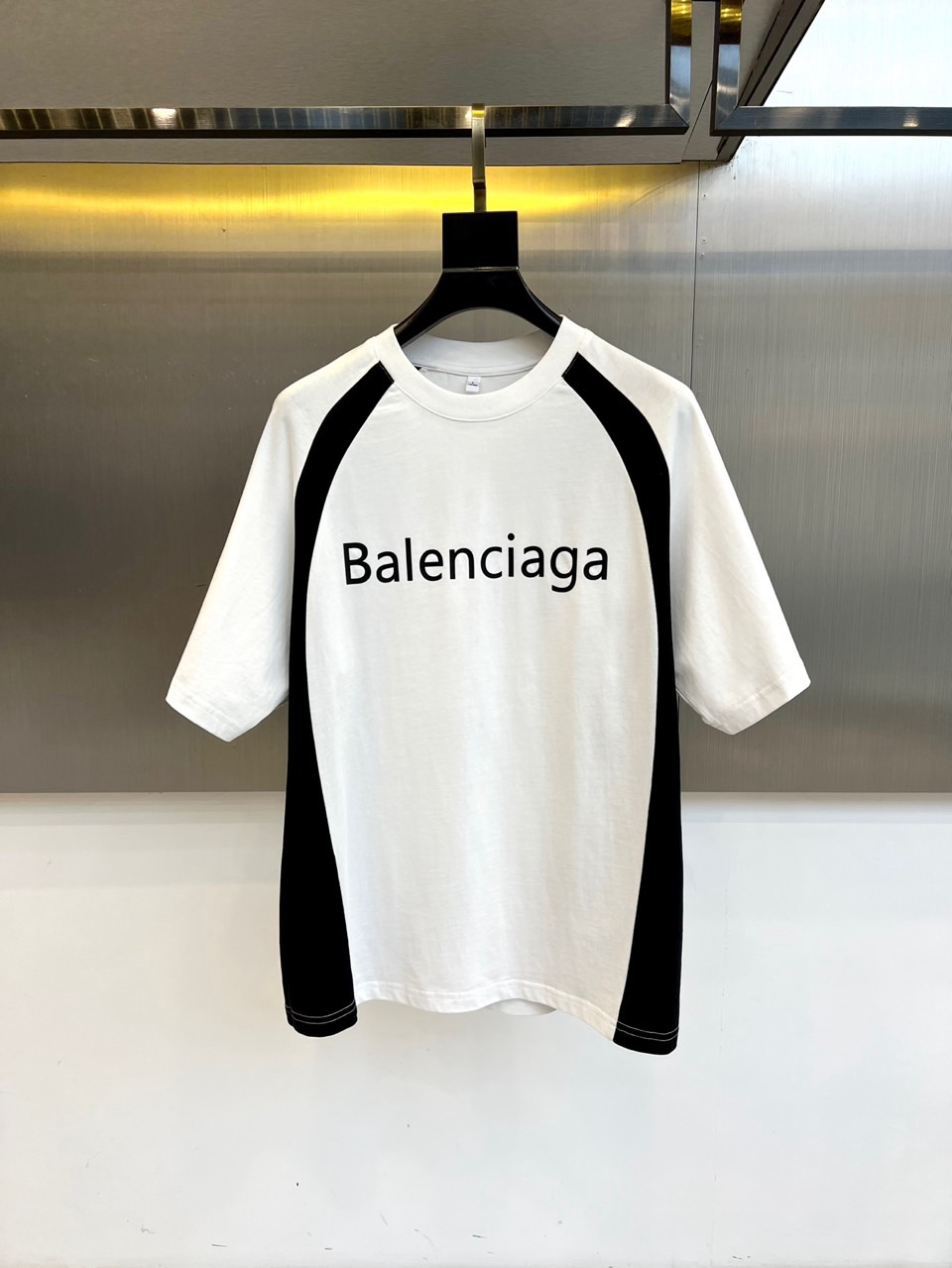 NO:515683,Balenciaga, 2025 new men's short-sleeved T-shirt, is made of 32 pieces of imported/close cotton double yarn 255g heavy fine sulfur cotton. The fabric is smooth and delicate and has a texture. It is very comfortable and breathable and hygroscopic. It is comfortable and has no sense of stuffiness, allowing you to experience the ultimate and enjoyable wearing experience!  The details are extremely perfect, impeccable, the upper body effect is excellent, very eye-catching, and the return rate is unquestionable. The excellent item in the closet that improves vision is very handsome whether it is worn inside or alone!  48-56 (please report height and weight by placing an order), ,balenciaga,T-shirt,tees,t-shirt,alexander wang19860909巴黎世家、2025新款男短袖T恤,选用客供进口32支/紧密棉双纱255g重精硫棉材质,面料织纹平顺细腻且富有质感,着身的舒爽和透气吸湿性都非常的优越,贴肤舒适无闷热感,让你体验到极致享受的穿着体验！细节极致完美,无可挑剔,上身效果非常出色,非常招眼吸睛,回头率毋庸置疑,衣橱里改良视觉的绝佳单品,无论内搭还是单穿都爆帅十足！48-56（下单请报身高体重）,,balenciaga,T-shirt,tees，t-shirt,alexander wang,Men's clothing