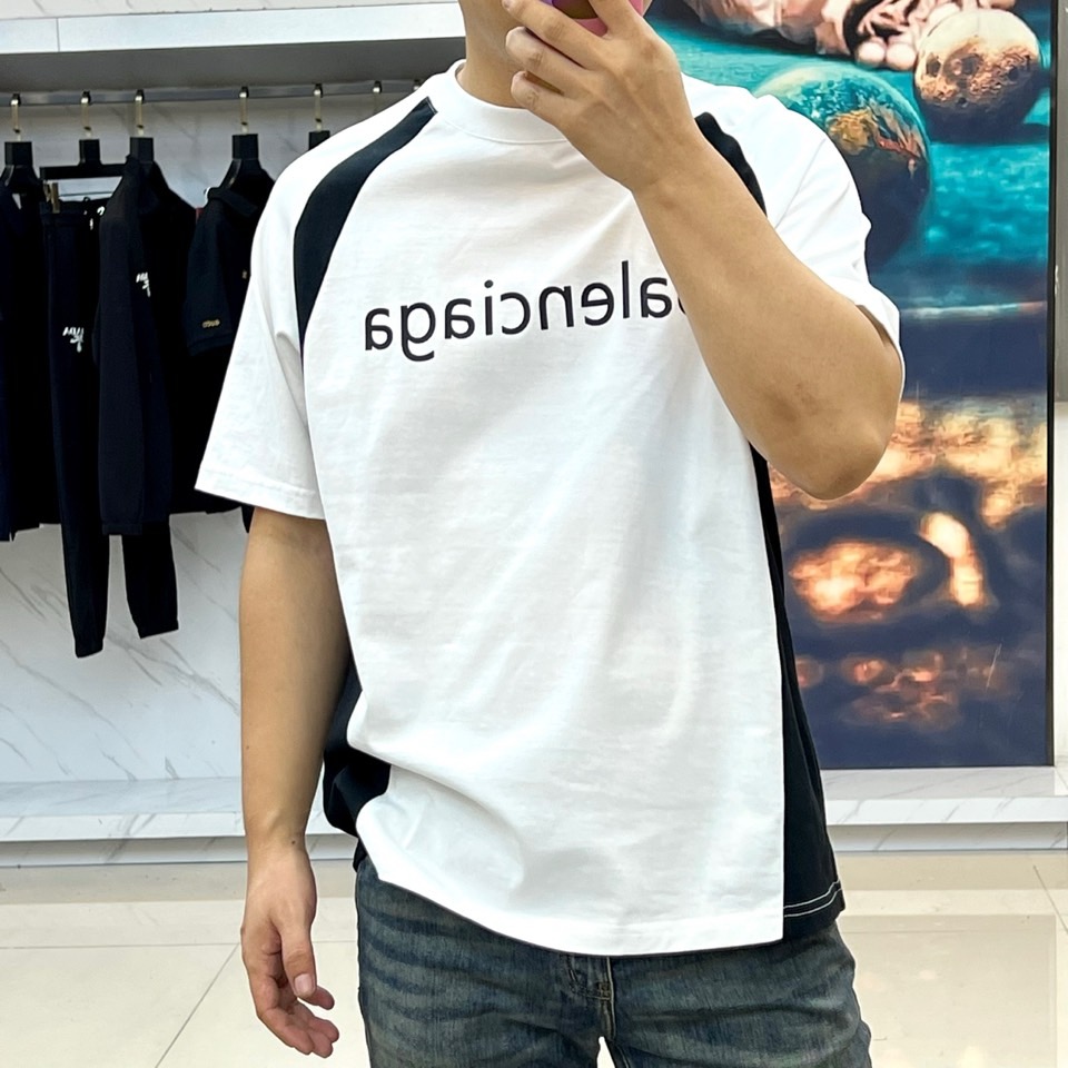 巴黎世家、2025新款男短袖T恤，选用客供进口32支/紧密100%棉双纱255g重精硫棉材质，面料织纹平