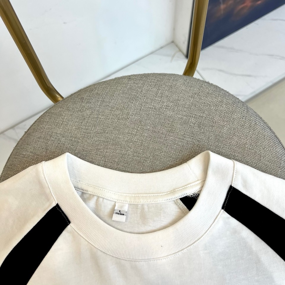 巴黎世家、2025新款男短袖T恤，选用客供进口32支/紧密100%棉双纱255g重精硫棉材质，面料织纹平