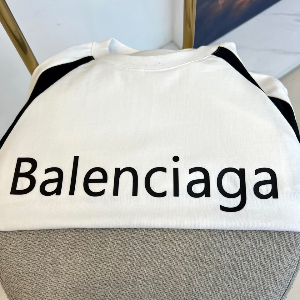 巴黎世家、2025新款男短袖T恤，选用客供进口32支/紧密100%棉双纱255g重精硫棉材质，面料织纹平