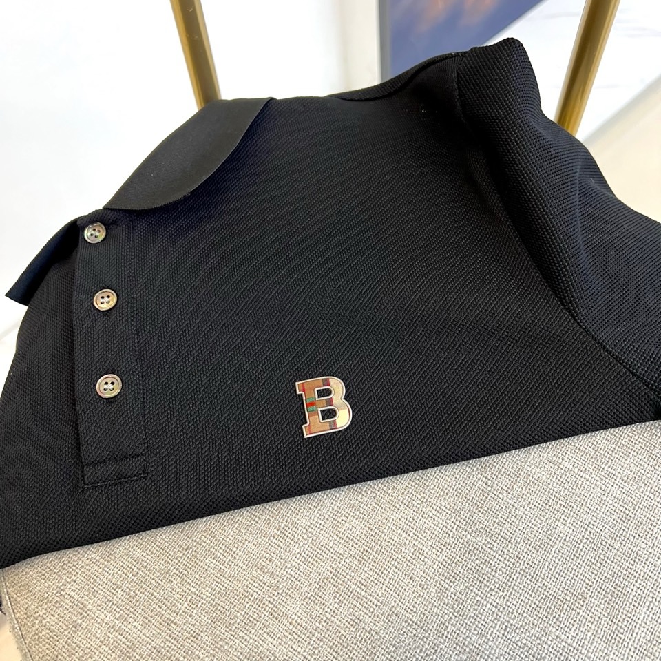 巴宝莉、2025s经典标志性Logo点缀元素 经典时尚翻领 Polo衫短袖 ，贸易公司渠道订单，简约大气