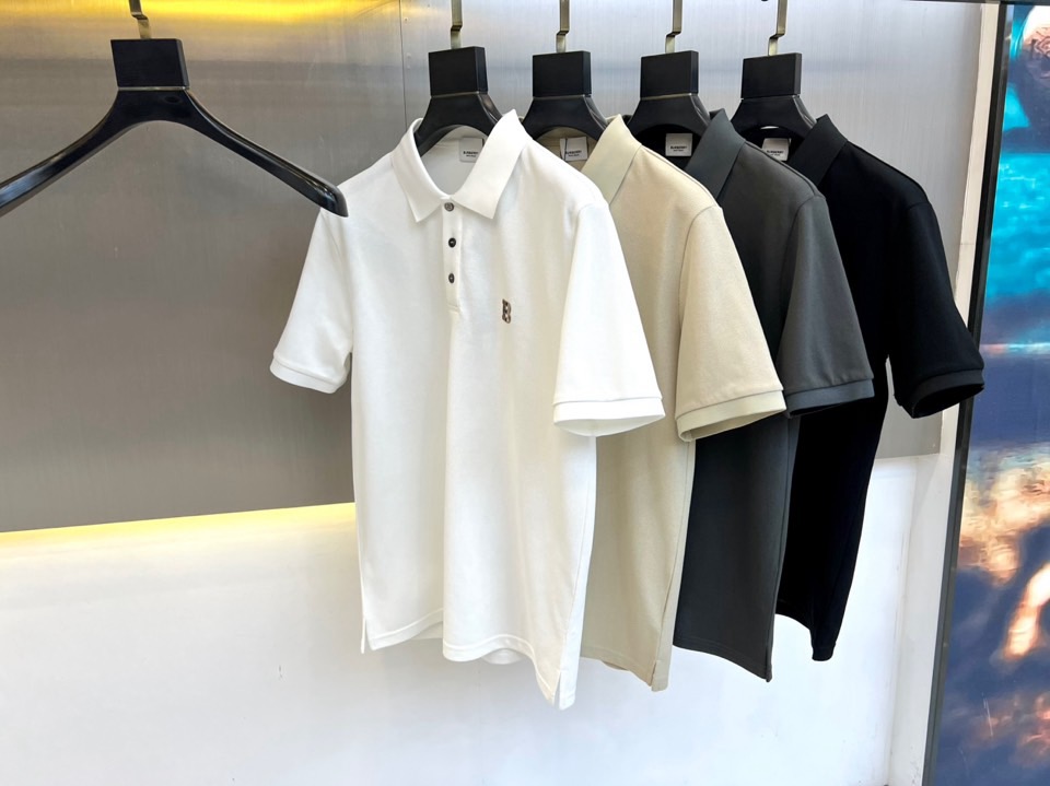 巴宝莉、2025s经典标志性Logo点缀元素 经典时尚翻领 Polo衫短袖 ，贸易公司渠道订单，简约大气