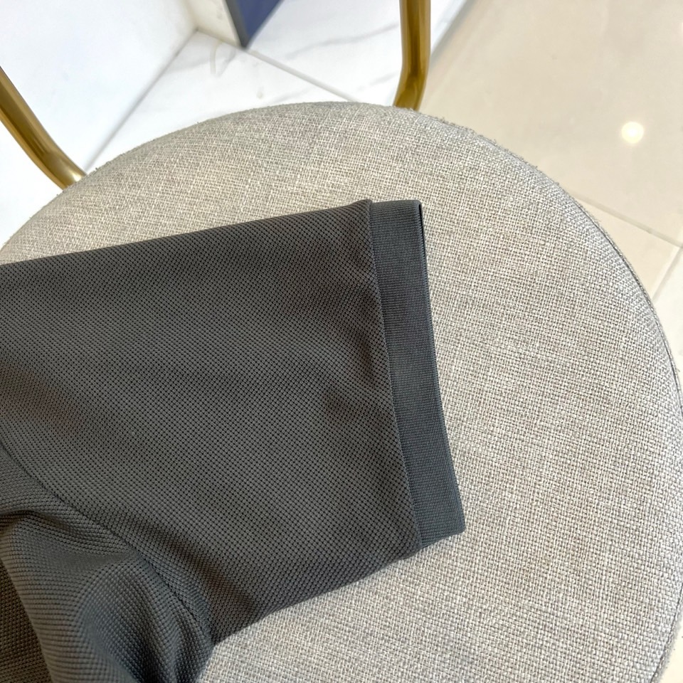 巴宝莉、2025s经典标志性Logo点缀元素 经典时尚翻领 Polo衫短袖 ，贸易公司渠道订单，简约大气