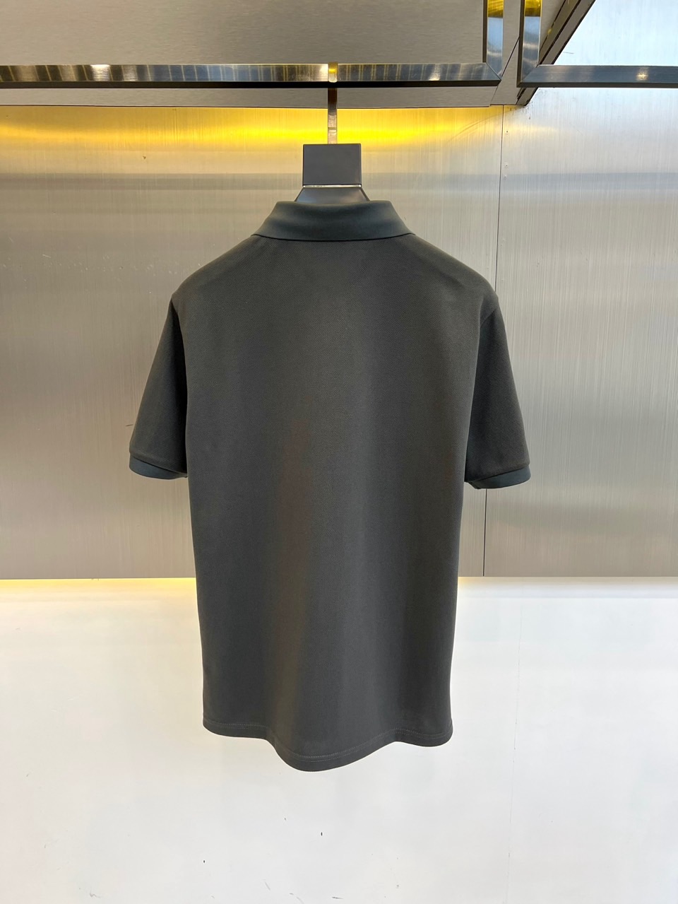 巴宝莉、2025s经典标志性Logo点缀元素 经典时尚翻领 Polo衫短袖 ，贸易公司渠道订单，简约大气