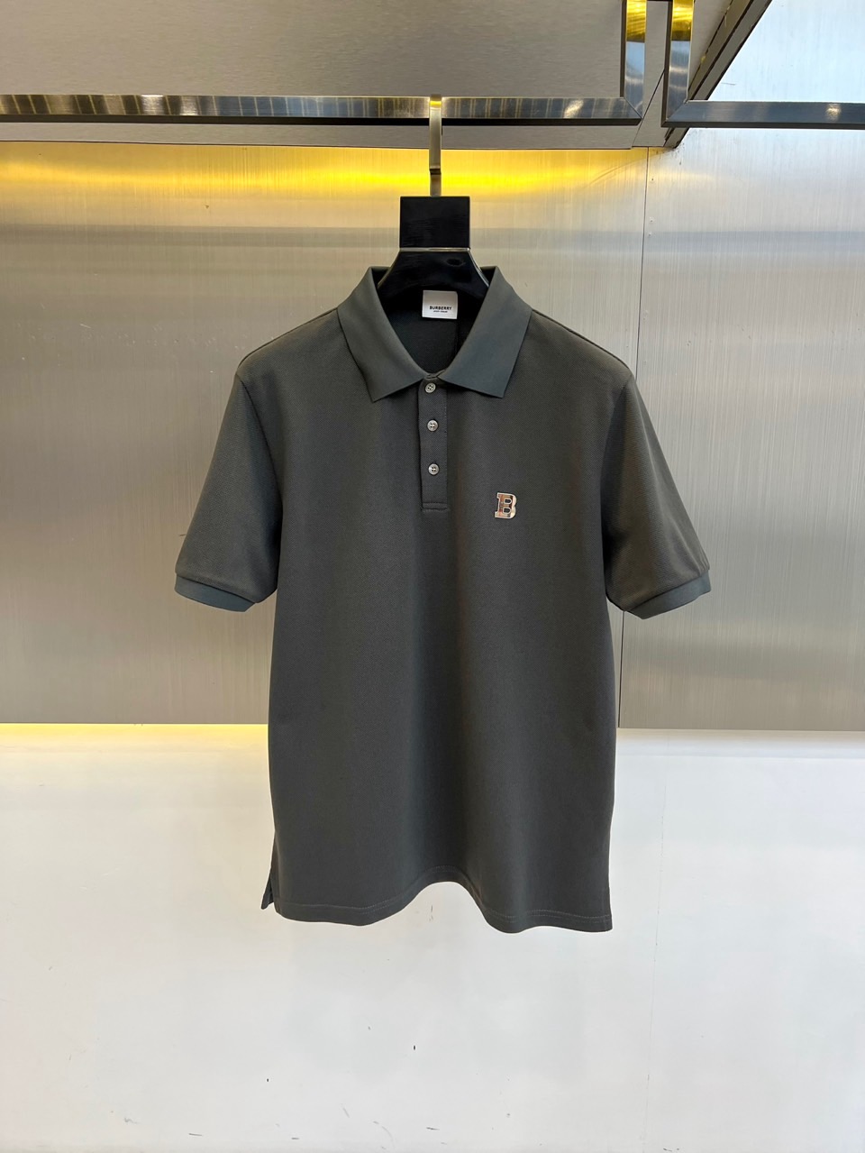 巴宝莉、2025s经典标志性Logo点缀元素 经典时尚翻领 Polo衫短袖 ，贸易公司渠道订单，简约大气