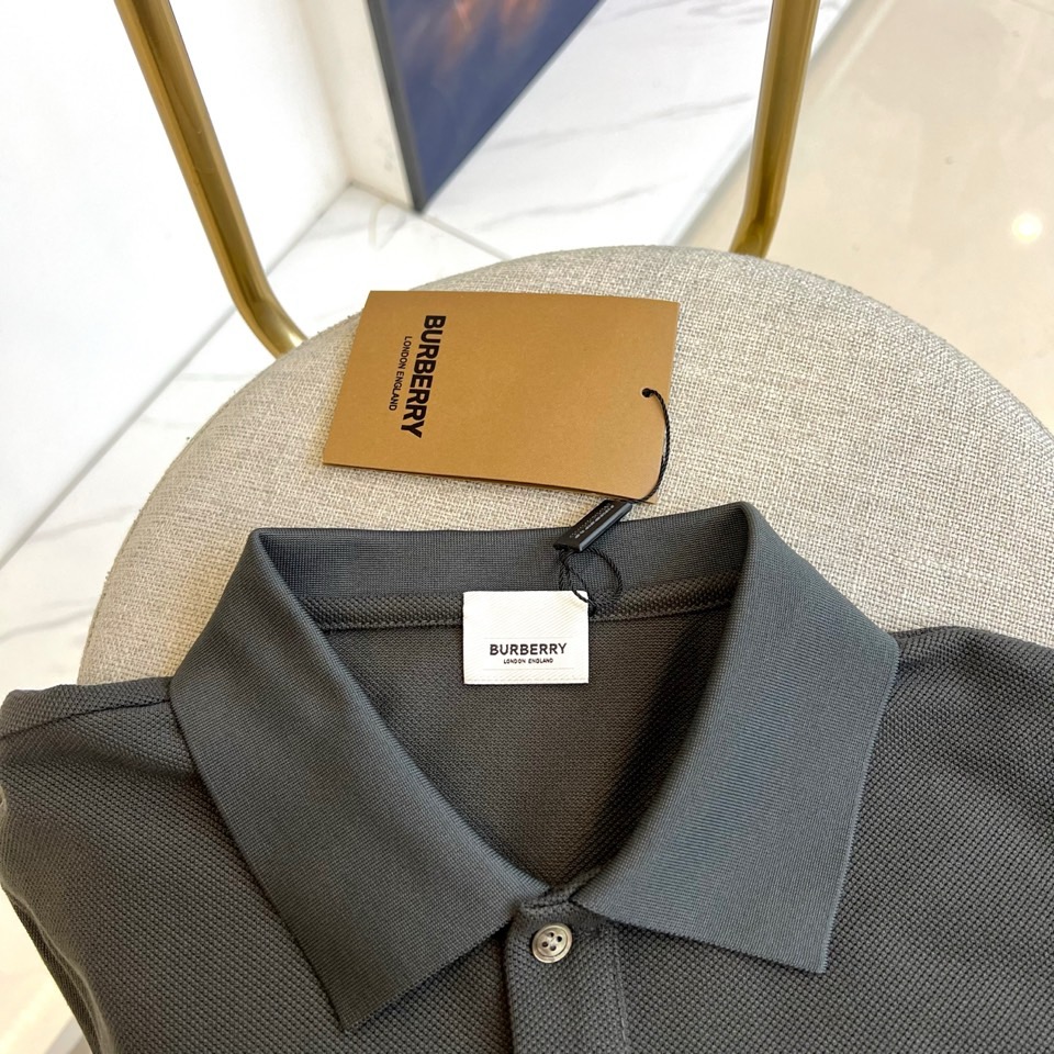 巴宝莉、2025s经典标志性Logo点缀元素 经典时尚翻领 Polo衫短袖 ，贸易公司渠道订单，简约大气