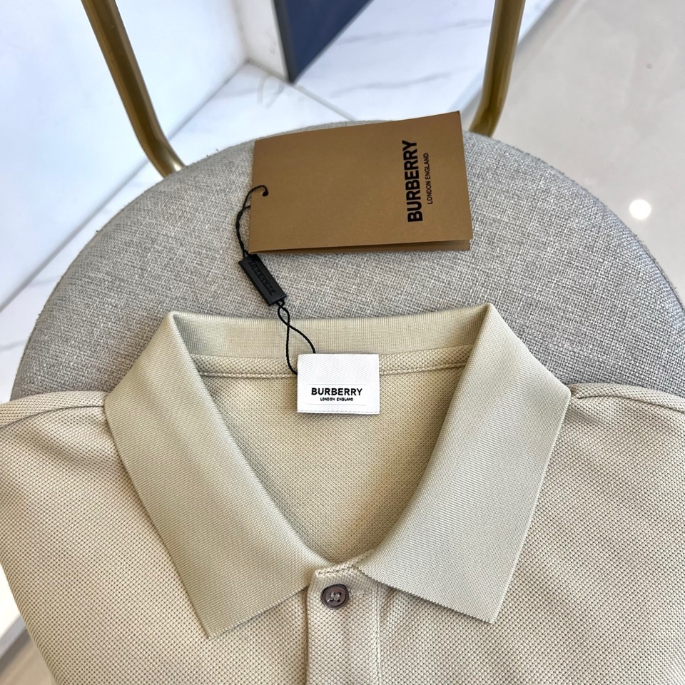 巴宝莉、2025s经典标志性Logo点缀元素 经典时尚翻领 Polo衫短袖 ，贸易公司渠道订单，简约大气