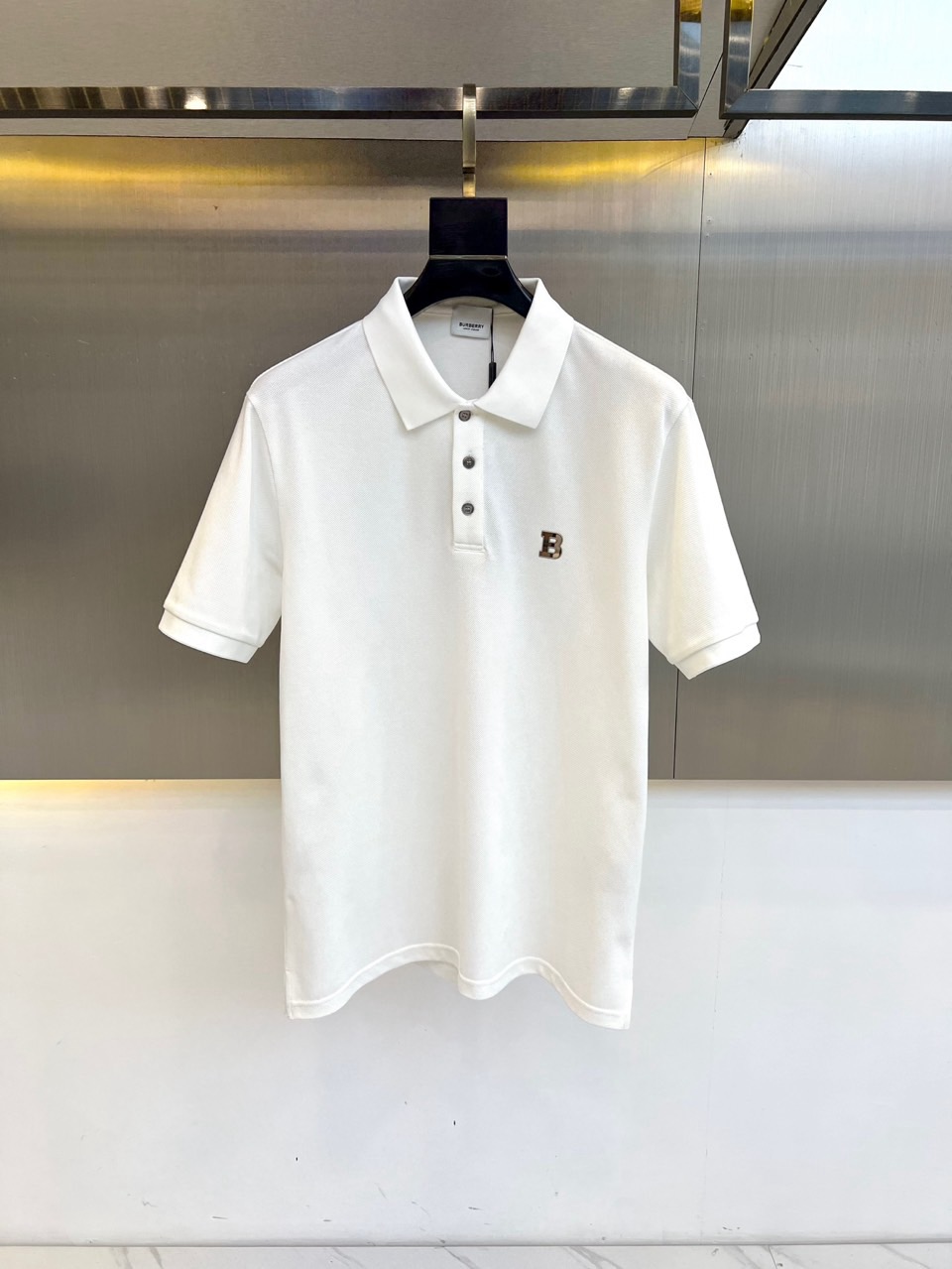 NO:515686,Burberry, 2025s classic iconic logo embellishment elements, classic fashion lapel, Polo shirt short sleeves, trading company channel orders, simple and elegant, fashionable and versatile, and the quality is even more unstriking!  Use imported custom-woven pure cotton bead mesh fabric, which is soft, straight, stylish, breathable and comfortable. The upper body has a good drooping feeling and is not easy to deform! It is even less likely to fade! A clean and refreshing basic POLO shirt style, a small and crisp pointed collar, stylish and fashionable, perfectly combining casual and business!  Fashionable and versatile!  48-56 (model 173, 143 catties upper body 50 sizes), burberry, T-shirt, alexander wang19860909巴宝莉、2025s经典标志性Logo点缀元素 经典时尚翻领 Polo衫短袖 ,贸易公司渠道订单,简约大气,时尚百搭,品相更是无法挑剔！选用客供进口定织纯棉珠地网眼面料,柔软挺阔有型、透气舒适.上身垂感好,不易变形!更不易褪色!干净清爽的基础 POLO衫版型,小巧而挺括的尖领有型又时尚,休闲与商务完美结合！时尚百搭！48-56（模特173,143斤上身50码）,,burberry,T-shirt,alexander wang,Men's clothing