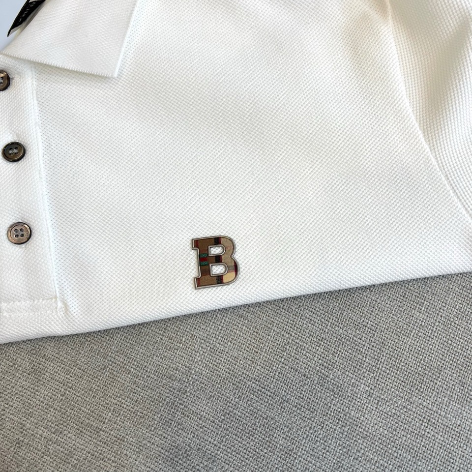 巴宝莉、2025s经典标志性Logo点缀元素 经典时尚翻领 Polo衫短袖 ，贸易公司渠道订单，简约大气