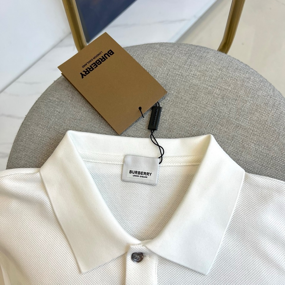 巴宝莉、2025s经典标志性Logo点缀元素 经典时尚翻领 Polo衫短袖 ，贸易公司渠道订单，简约大气
