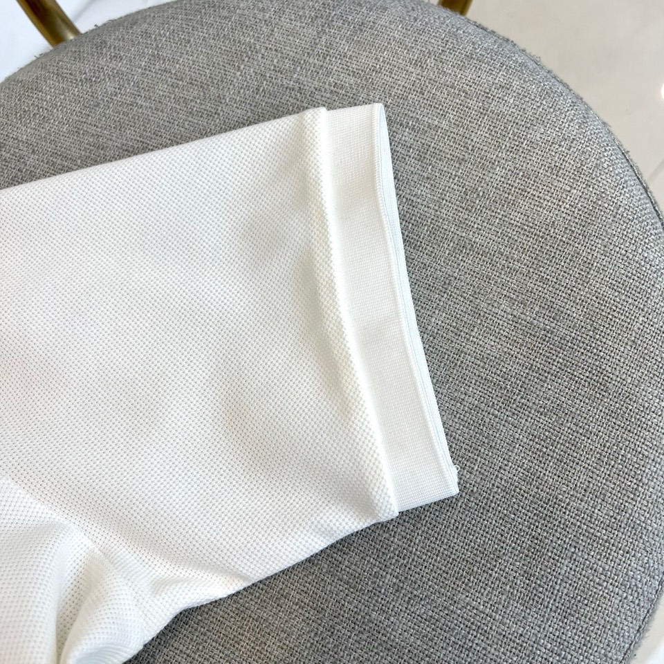 巴宝莉、2025s经典标志性Logo点缀元素 经典时尚翻领 Polo衫短袖 ，贸易公司渠道订单，简约大气