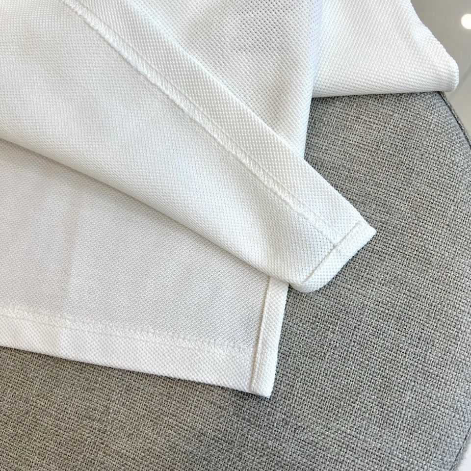 巴宝莉、2025s经典标志性Logo点缀元素 经典时尚翻领 Polo衫短袖 ，贸易公司渠道订单，简约大气