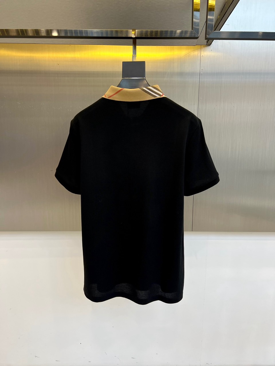 巴宝莉、2025s经典标志性Logo点缀元素 经典时尚翻领 Polo衫短袖 ，贸易公司渠道订单，简约大气