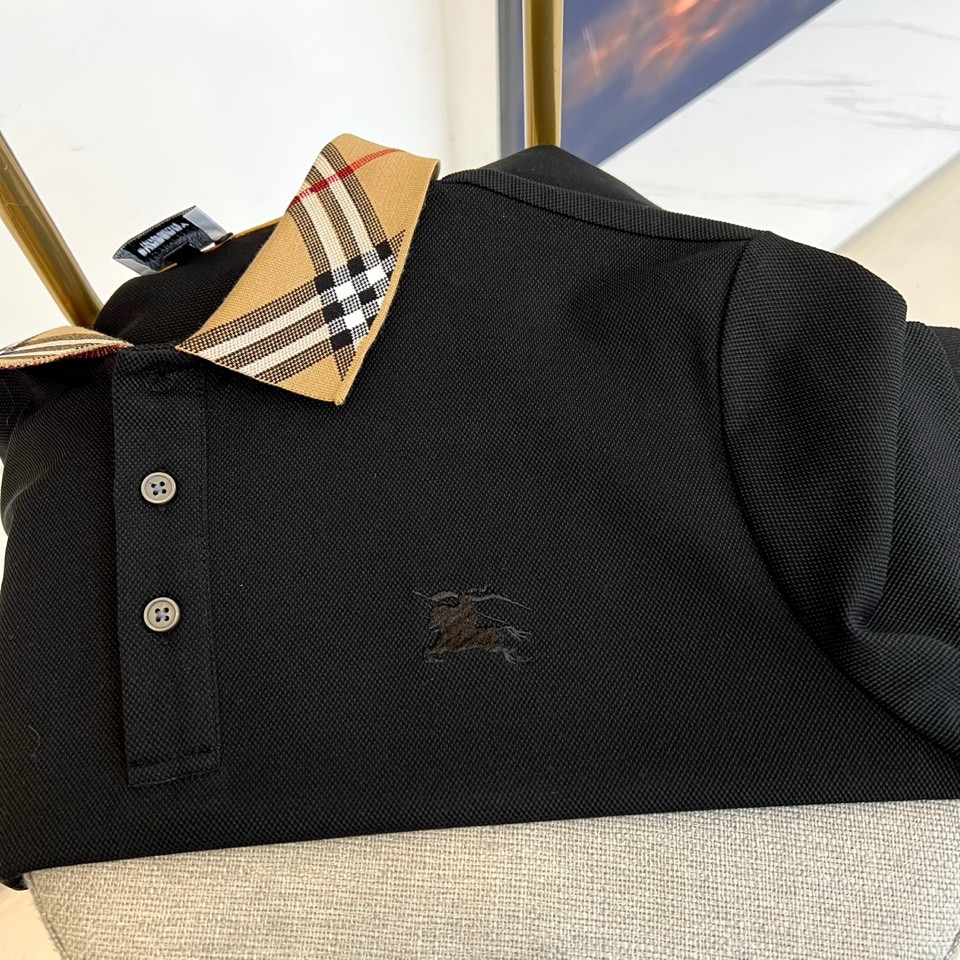 巴宝莉、2025s经典标志性Logo点缀元素 经典时尚翻领 Polo衫短袖 ，贸易公司渠道订单，简约大气