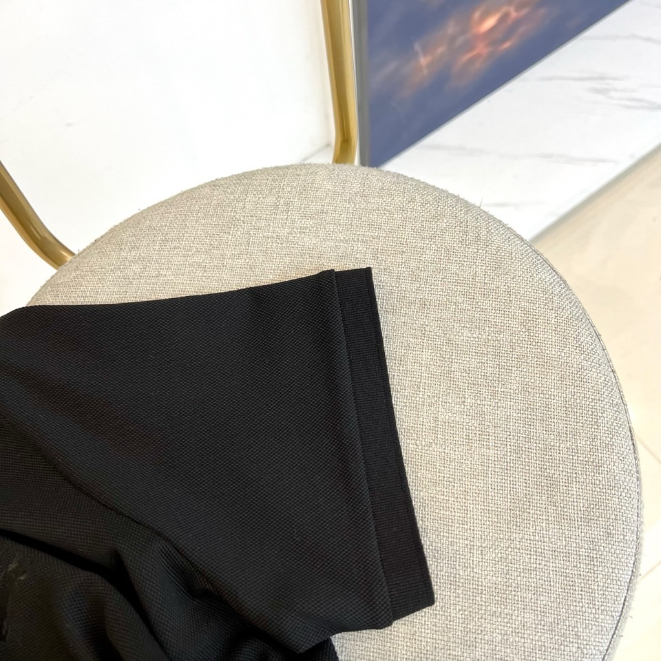 巴宝莉、2025s经典标志性Logo点缀元素 经典时尚翻领 Polo衫短袖 ，贸易公司渠道订单，简约大气