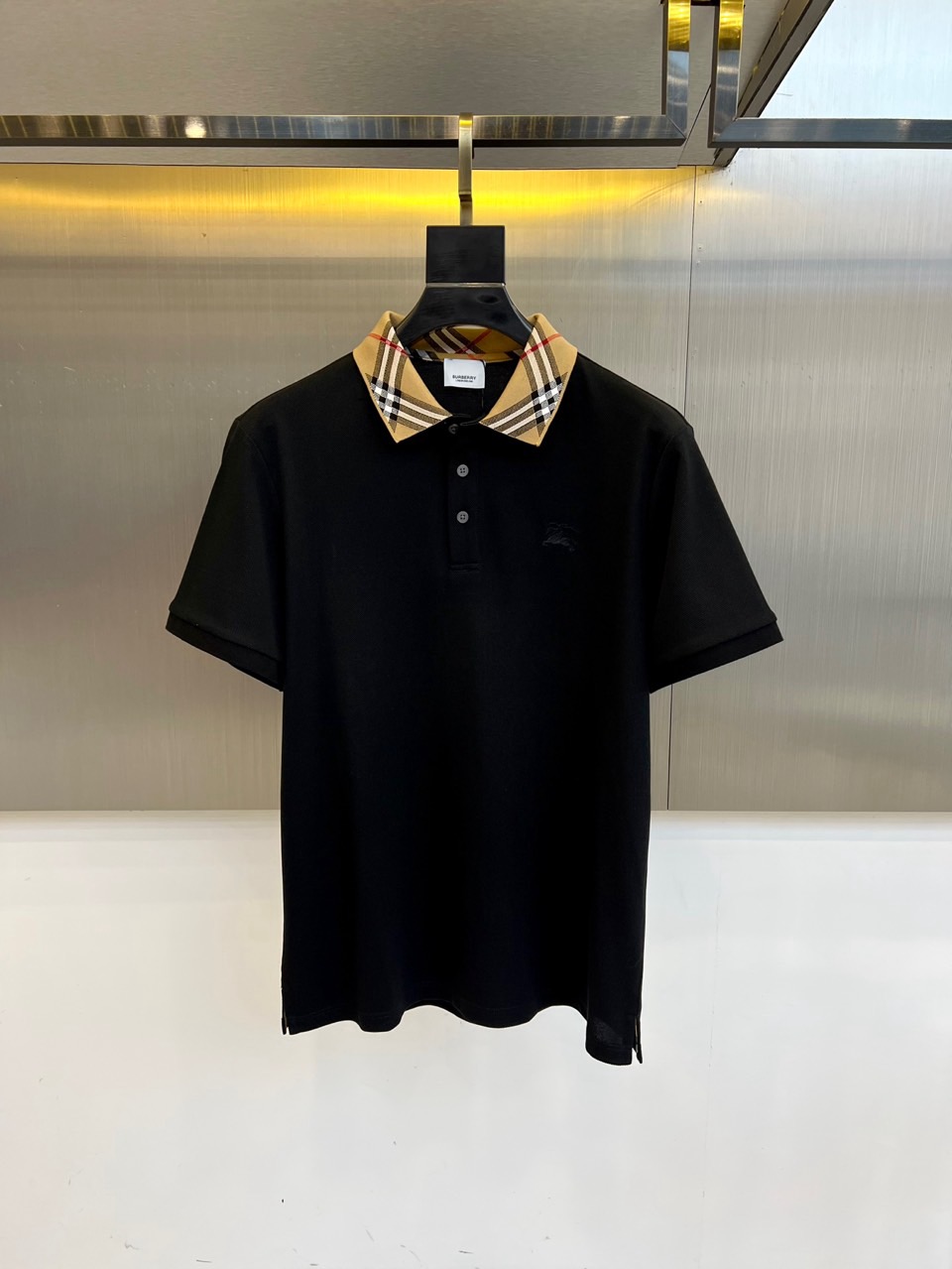巴宝莉、2025s经典标志性Logo点缀元素 经典时尚翻领 Polo衫短袖 ，贸易公司渠道订单，简约大气