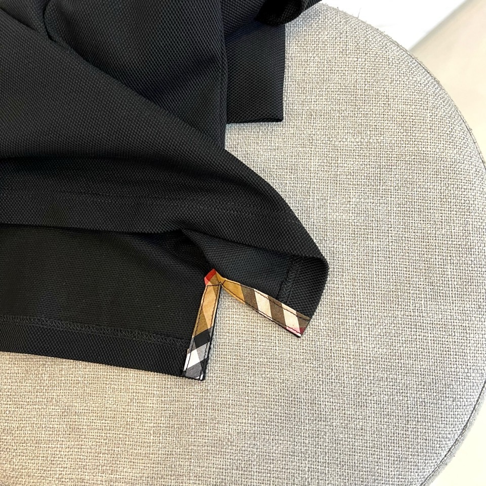 巴宝莉、2025s经典标志性Logo点缀元素 经典时尚翻领 Polo衫短袖 ，贸易公司渠道订单，简约大气