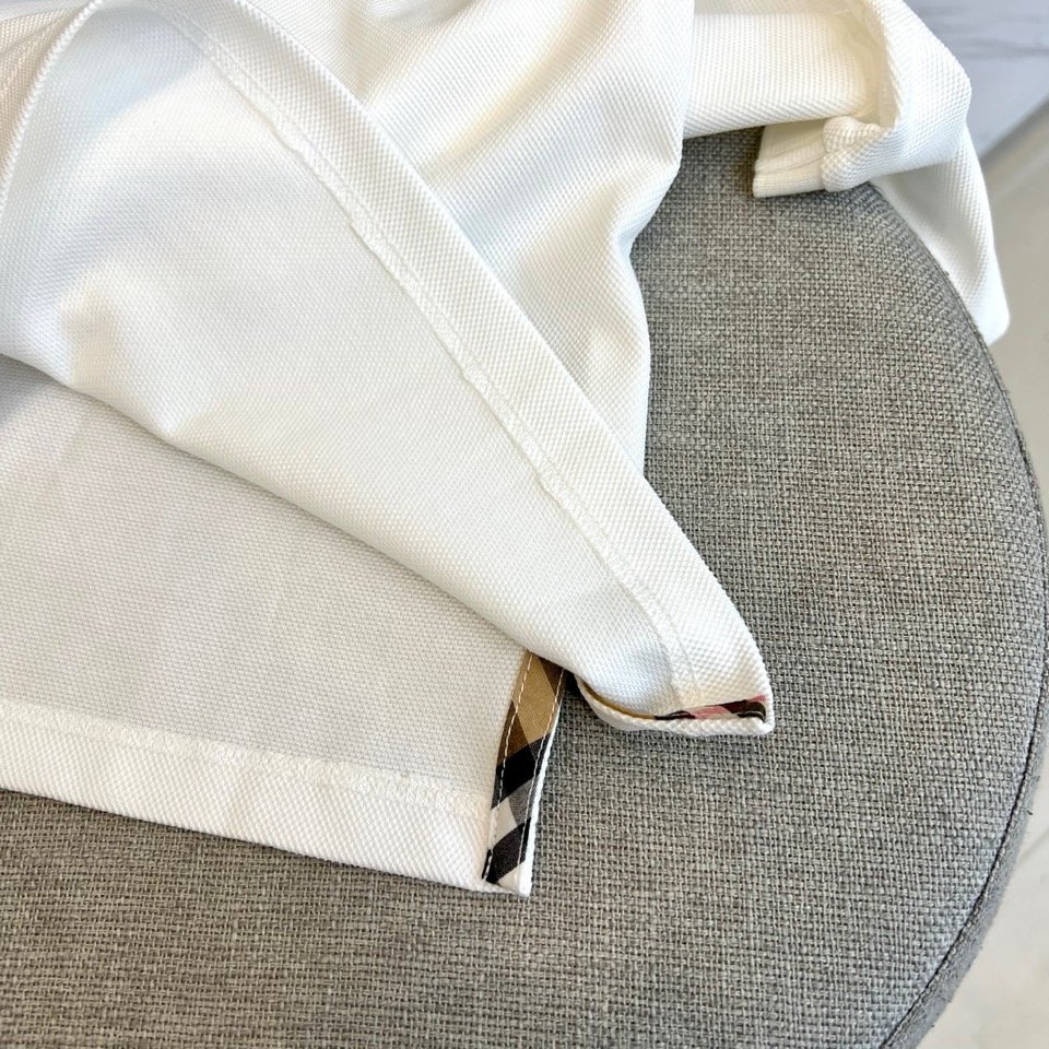 巴宝莉、2025s经典标志性Logo点缀元素 经典时尚翻领 Polo衫短袖 ，贸易公司渠道订单，简约大气