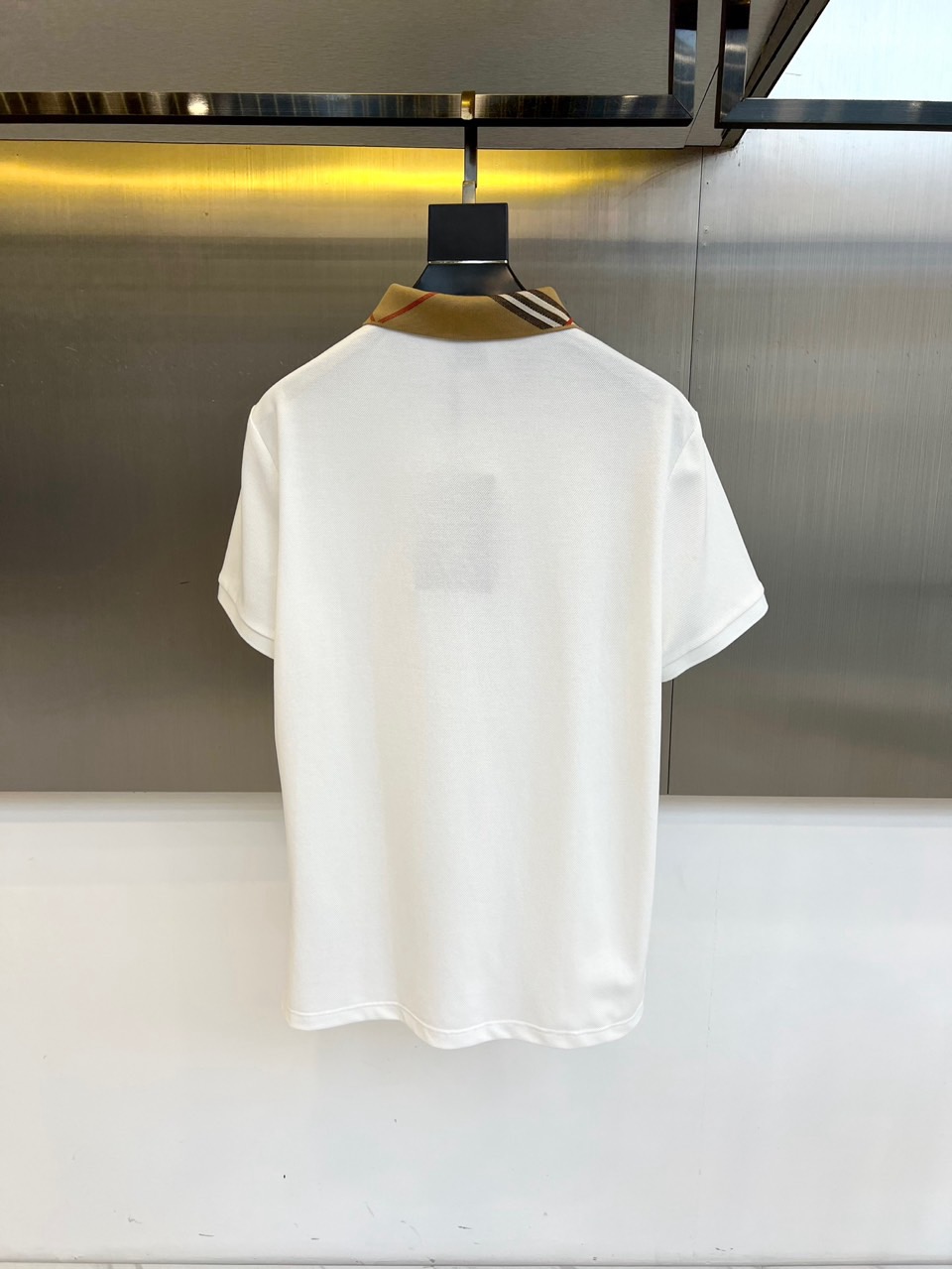 巴宝莉、2025s经典标志性Logo点缀元素 经典时尚翻领 Polo衫短袖 ，贸易公司渠道订单，简约大气