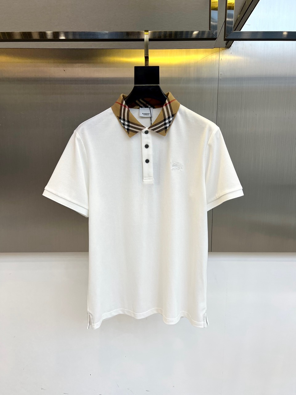 NO:515689,Burberry, 2025s classic iconic logo embellishment elements, classic fashion lapel, Polo shirt short sleeves, trading company channel orders, simple and elegant, fashionable and versatile, and the quality is even more unstriking!  The imported fixed-woven pure cotton bead mesh fabric is used, which is soft, straight, stylish, breathable and comfortable. The upper body has a good drooping feeling and is not easy to deform! It is even less likely to fade! A clean and refreshing foundation. The POLO shirt style is small and crisp pointed collar, and the armband design uses the three-dimensional craftsmanship of the brand logo, which perfectly combines leisure and business!  Fashionable and versatile!  48-58 (model 173, 143 catties upper body 50 sizes), burberry, T-shirt, alexander wang19860909巴宝莉、2025s经典标志性Logo点缀元素 经典时尚翻领 Polo衫短袖 ,贸易公司渠道订单,简约大气,时尚百搭,品相更是无法挑剔！选用客供进口定织纯棉珠地网眼面料,柔软挺阔有型、透气舒适.上身垂感好,不易变形!更不易褪色!干净清爽的基础 POLO衫版型,小巧而挺括的尖领有型又时尚,袖标设计运用了品牌logo立体工艺,休闲与商务完美结合！时尚百搭！48-58（模特173,143斤上身50码）,,burberry,T-shirt,alexander wang,Men's clothing