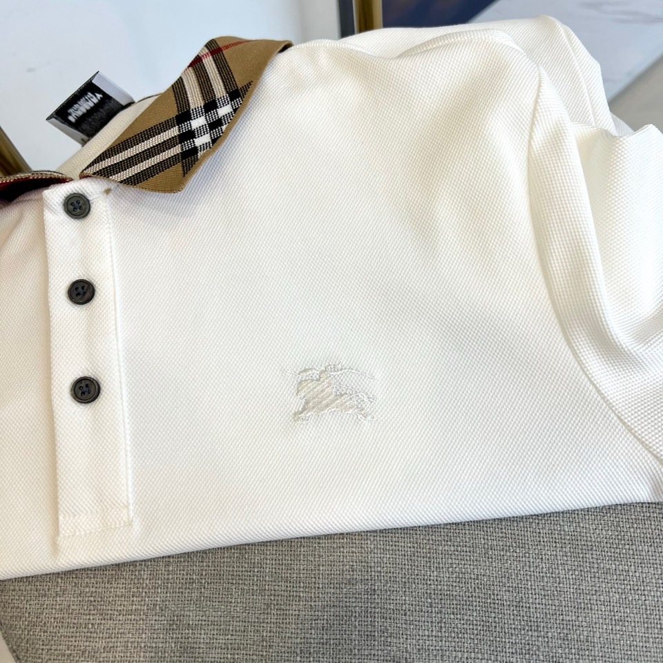 巴宝莉、2025s经典标志性Logo点缀元素 经典时尚翻领 Polo衫短袖 ，贸易公司渠道订单，简约大气