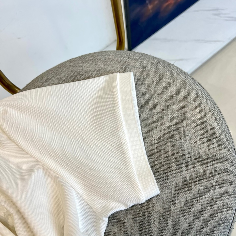 巴宝莉、2025s经典标志性Logo点缀元素 经典时尚翻领 Polo衫短袖 ，贸易公司渠道订单，简约大气