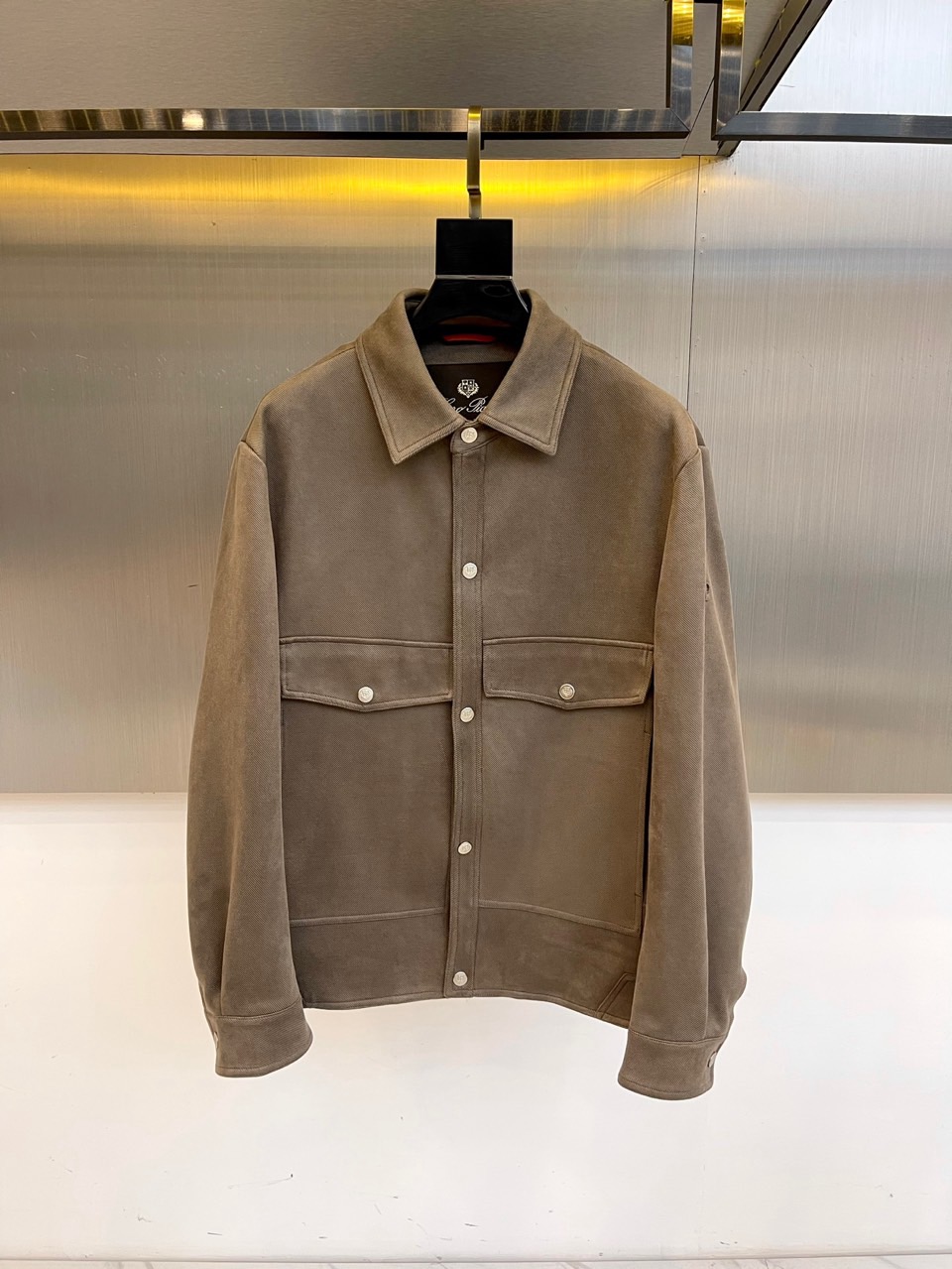 NO:515690,Loro Piana, 25s autumn and winter suede jacket, selected 82 cotton + 18-day silk blend suede, as warm as crushed almond candy. The hand-dyeed brown tone will produce a unique old-fashioned effect as you wear. The left sleeve embroidery mark is a low-key code for experts. The symmetrical flip pockets are equipped with ancient silver buttons, paying tribute to the tradition of Wrangler jackets, practical philosophy of the noble farm. 48-56 (model 173, 143 catties upper body 50 yards), loro pigeana, jackets & coats, chamois leather, alexander wang19860909Loro Piana诺悠翩雅、25s秋冬麂皮夹克,精选82棉+18天丝混纺麂皮,如揉碎的杏仁糖般温润.手工染制的棕色调会随穿着产生独特旧化效果,左袖刺绣标是给行家的低调暗号.对称翻盖口袋配古银纽扣,致敬牧马人夹克传统,贵族农场的实用哲学.48-56（模特173,143斤上身50码）,,loro piana,jackets & coats,chamois leather,alexander wang,Men's clothing