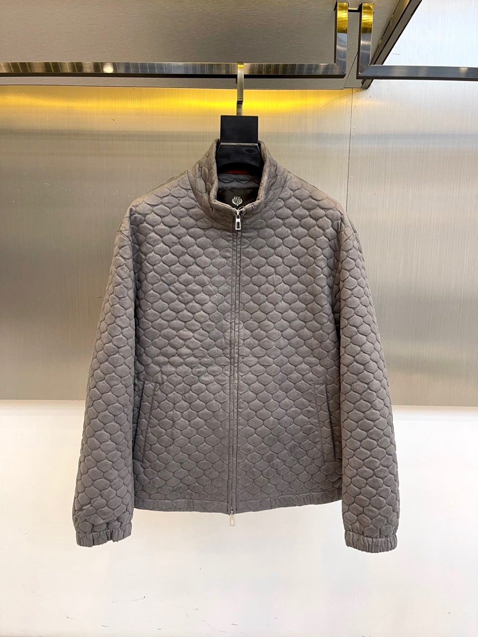 NO:515692,Loro Piana, Quilted Jacket | Italian craftsmanship warm aesthetics, 82 Egyptian cotton + 18-day silk blend fabric, light and breathable like Tuscan morning mist. The unique diamond quilting technology presents three-dimensional light and shadow under metal light. The XL style perfectly balances slimness and comfort, and can withstand the collar design against the cold wind. The hidden pockets on both sides maintain smooth lines. The cuffs are elastic and fit the curvature of the wrist. The black lining hides the brand checkered password. 48-56 (model 173, 143 catties upper body 50 yards),,loro pigeana, jackets & coats,alexander wang19860909Loro Piana诺悠翩雅、绗缝夹克 | 意式匠心的温暖美学 ,82埃及棉+18天丝混纺面料,如托斯卡纳晨雾般轻盈透气.独特的菱形绗缝工艺在金属光线下呈现立体光影,XL版型完美平衡修身与舒适度,可立领设计抵御寒风. 双侧隐藏式口袋保持流畅线条 袖口松紧设计贴合手腕弧度 黑色内衬暗藏品牌格纹密码. 48-56（模特173,143斤上身50码）,,loro piana,jackets & coats,alexander wang,Men's clothing