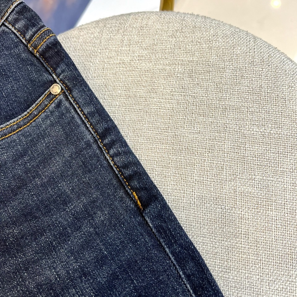 Amani阿玛尼、2025秋冬新款牛仔裤，最新通勤百搭无论什么场合穿都可以，选用进口原色丹宁高弹面料颜色