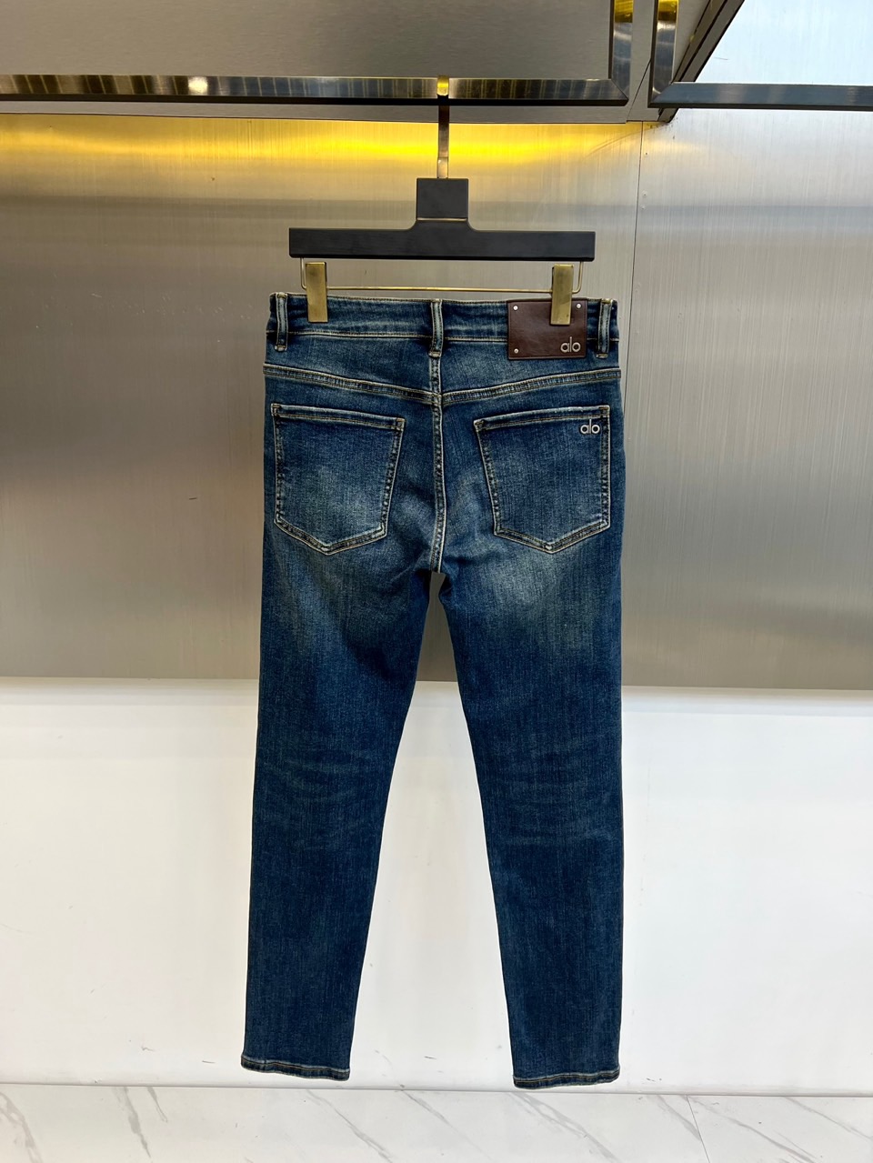 Alo、2025秋冬新款牛仔裤，最新通勤百搭无论什么场合穿都可以，选用进口原色丹宁高弹面料颜色非常正原色