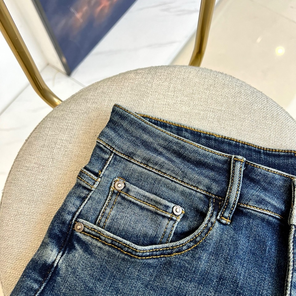 Alo、2025秋冬新款牛仔裤，最新通勤百搭无论什么场合穿都可以，选用进口原色丹宁高弹面料颜色非常正原色