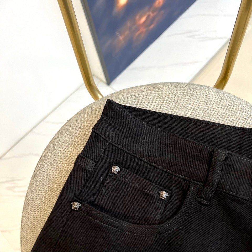 Vers范思哲、2025秋冬新品男士牛仔裤 面料弹性好。独家发售，时尚优雅 重工艺设计。采用原色酵母水洗