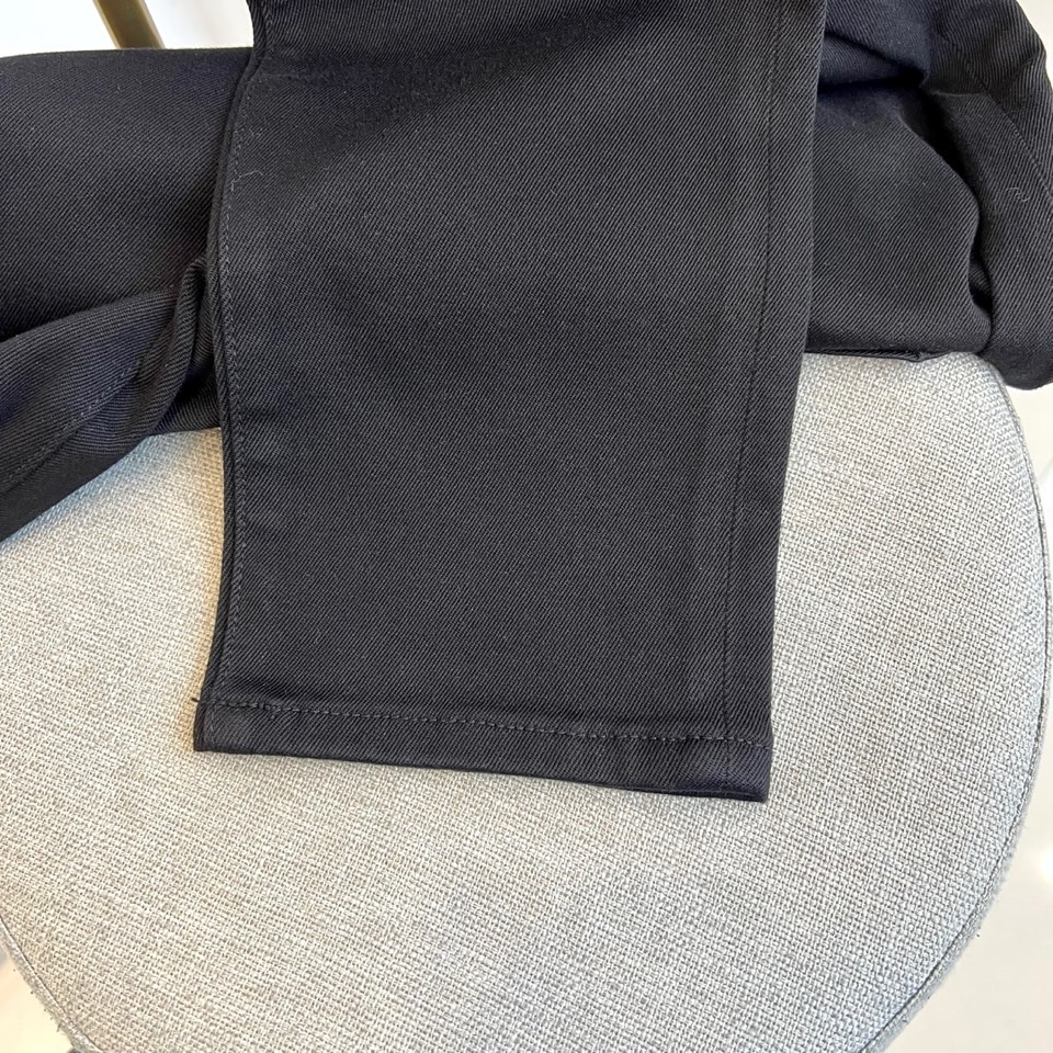 Vers范思哲、2025秋冬新品男士牛仔裤 面料弹性好。独家发售，时尚优雅 重工艺设计。采用原色酵母水洗