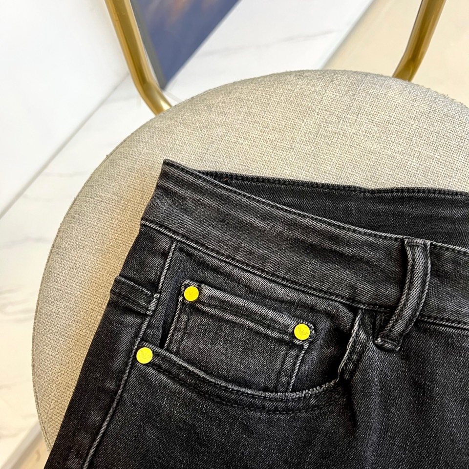 Amani阿玛尼、2025秋冬新款牛仔裤，最新通勤百搭无论什么场合穿都可以，选用进口原色丹宁高弹面料颜色