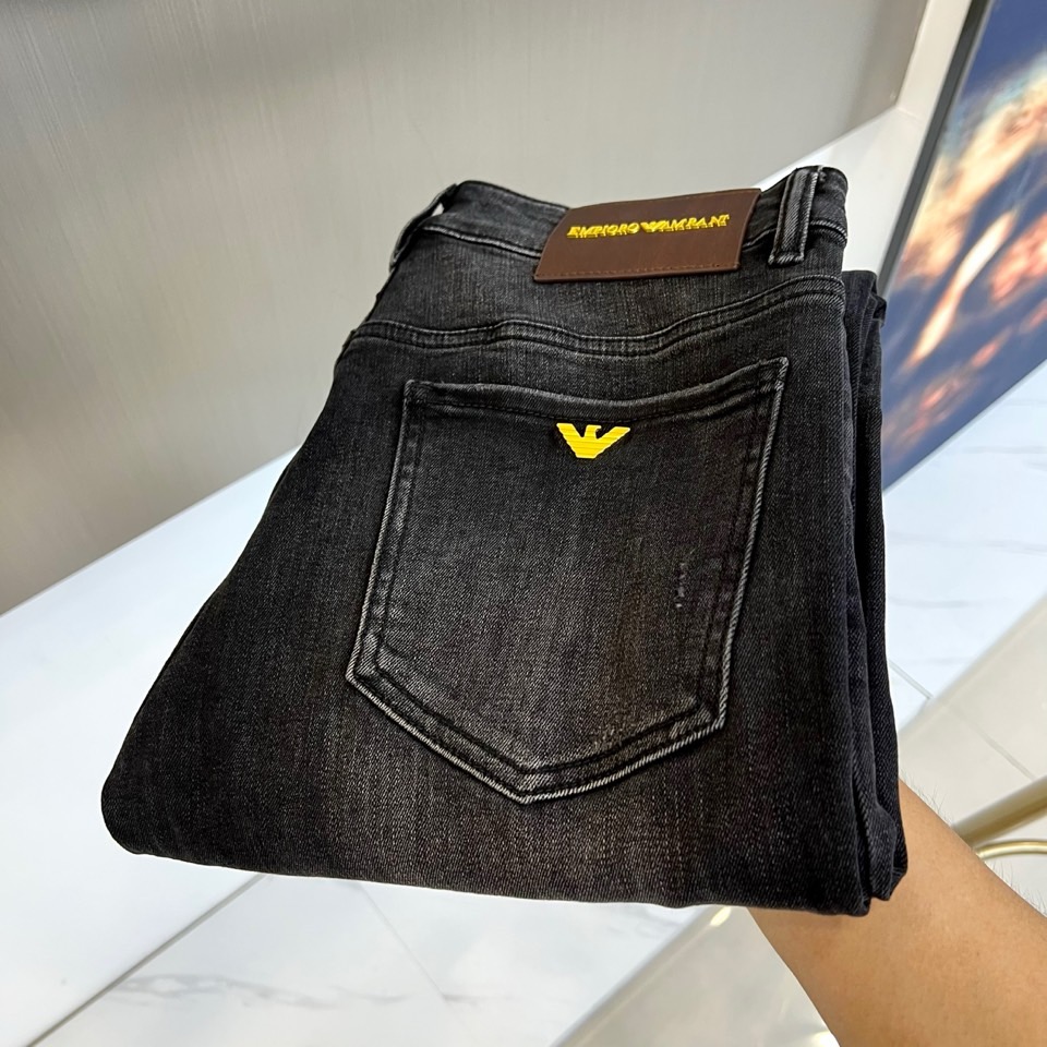 NO:515700,Amani, 2025 autumn and winter new jeans, the latest commuting and versatile can be worn on any occasion. The imported primary color tannin high elastic fabric is very positive and the color is high-cost to produce good products. The entire washing process is in line with environmental protection and irritating to human skin. The pants are stylish and comfortable, and have the natural and casual pants, perfect. The real thing is very beautiful, and the details can show the careful craftsmanship and the details can show the quality of the big brand. I think such a feature is enough to make people excited. Super versatile basic styles are all used, and they are very valuable and cost-effective!  29-38 (no 37), Armani,jeans,alexander wang19860909Amani阿玛尼、2025秋冬新款牛仔裤,最新通勤百搭无论什么场合穿都可以,选用进口原色丹宁高弹面料颜色非常正原色,高成本才能出好货,整个洗水工艺都是符合环保对人体皮肤0刺激的,裤子有型又舒服具有休闲裤自然随性的特色,完美兼备.实物非常漂亮,细节上可见工艺用心,细节都能彰显大牌的品质感.我觉得这样一条特色足以让人心动.超百搭基本款人手一条,超值性价比！29-38（无37）,,armani,jeans,alexander wang,Men's clothing