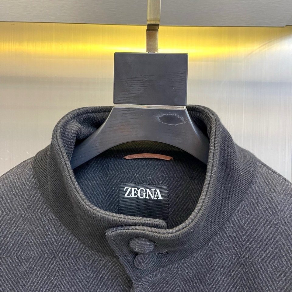 Zegna杰尼亚、25s秋冬系列立领夹克 | 意式极简。精选100%尼龙外层与100%聚酯纤维内衬，打造