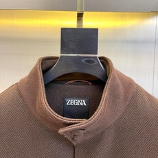 Zegna杰尼亚、25s秋冬系列立领夹克 | 意式极简。精选100%尼龙外层与100%聚酯纤维内衬,打造 Zegna杰尼亚、25s秋冬系列立领夹克 | 意式极简。精选100%尼龙外层与100%聚酯纤维内衬,打造